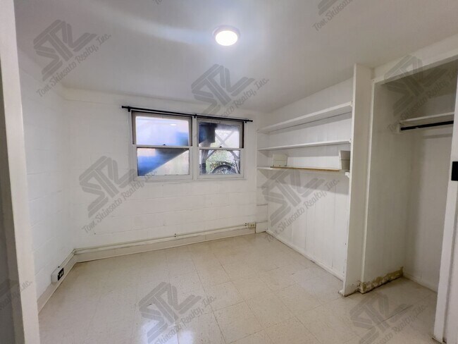 Building Photo - 435