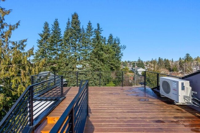 Building Photo - Newly Built Air-Conditioned Luxury Townhome in Highly Desired Admiral