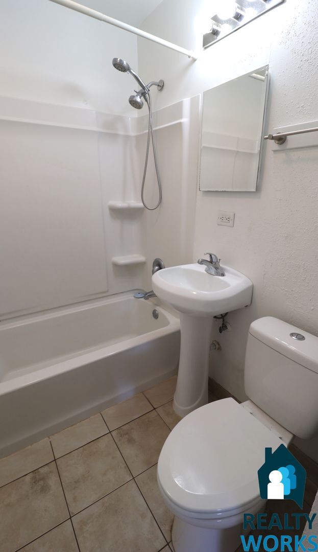 Building Photo - Cute 2 Bedroom 1 Bath House!