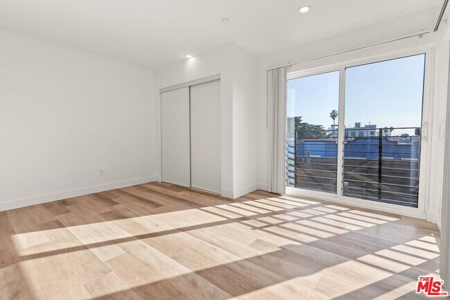 Building Photo - 803 N Harvard Blvd