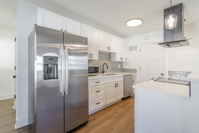 Building Photo - 404 Kirby Dr