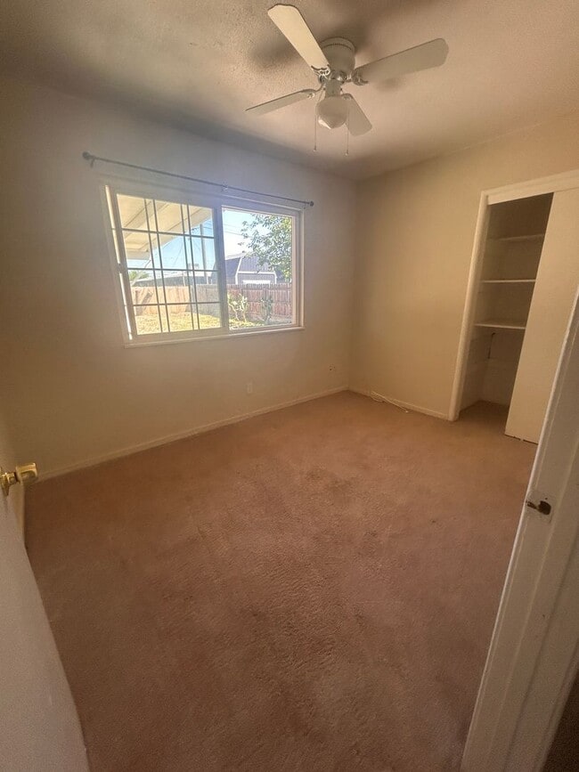 Building Photo - Move in Ready in  Hanford 3 bedroom, 1 bath with large yard!