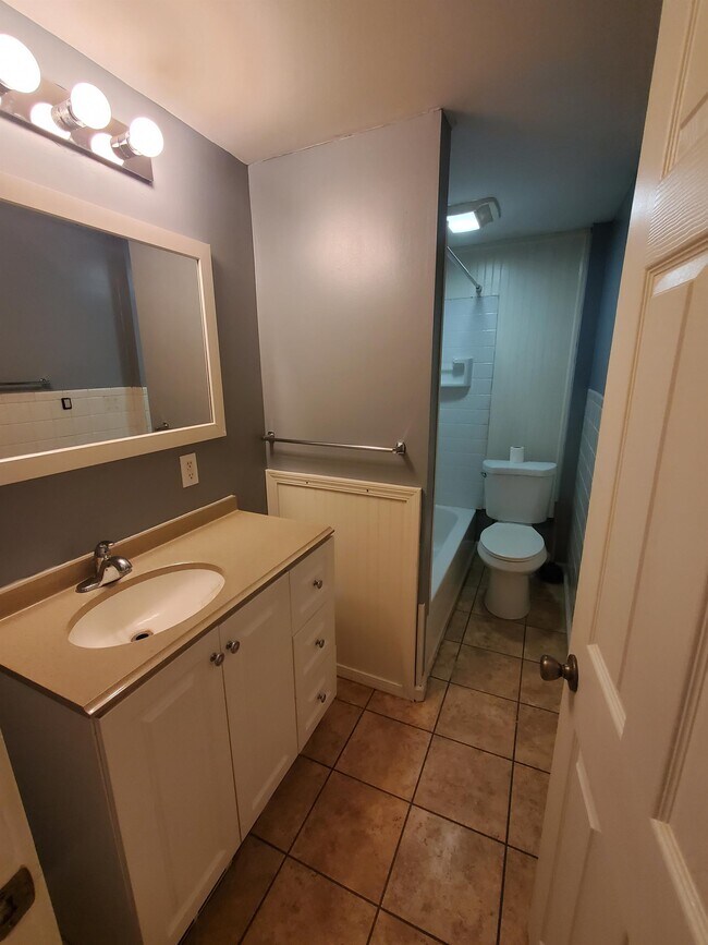 Building Photo - 420-422 Cedarwood Terrace