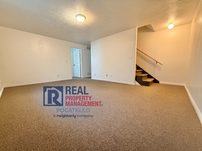 Building Photo - MOVE IN SPECIAL - 5 Bedroom 3.5 Bath Duplex - 2 car garag