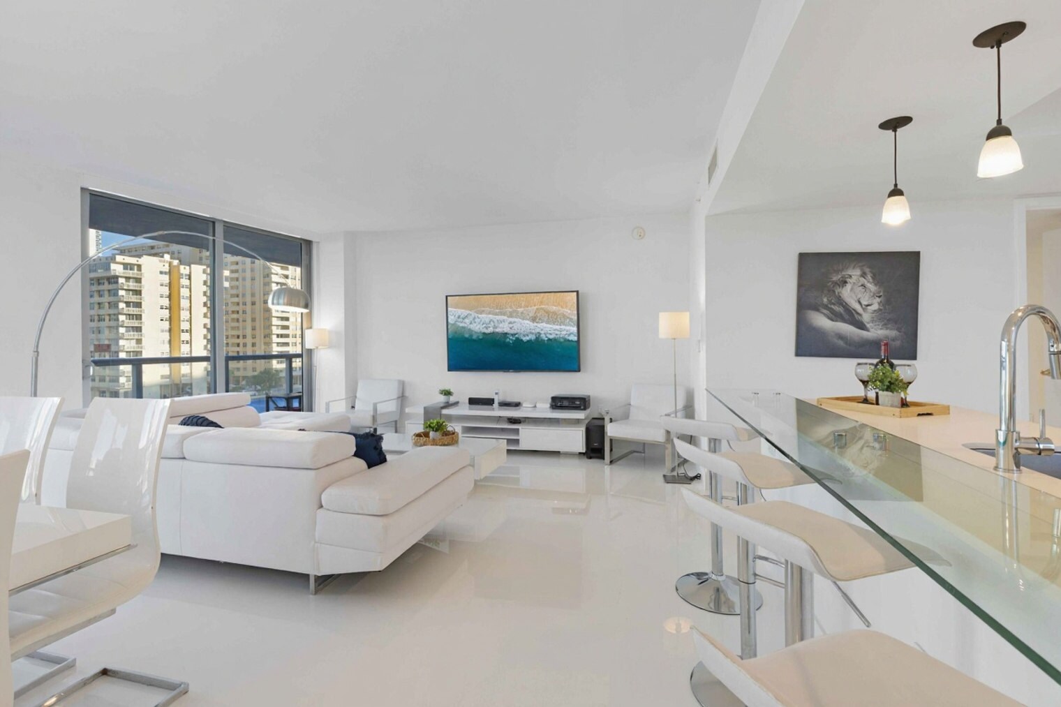 Building Photo - 2602 E Hallandale Beach Blvd