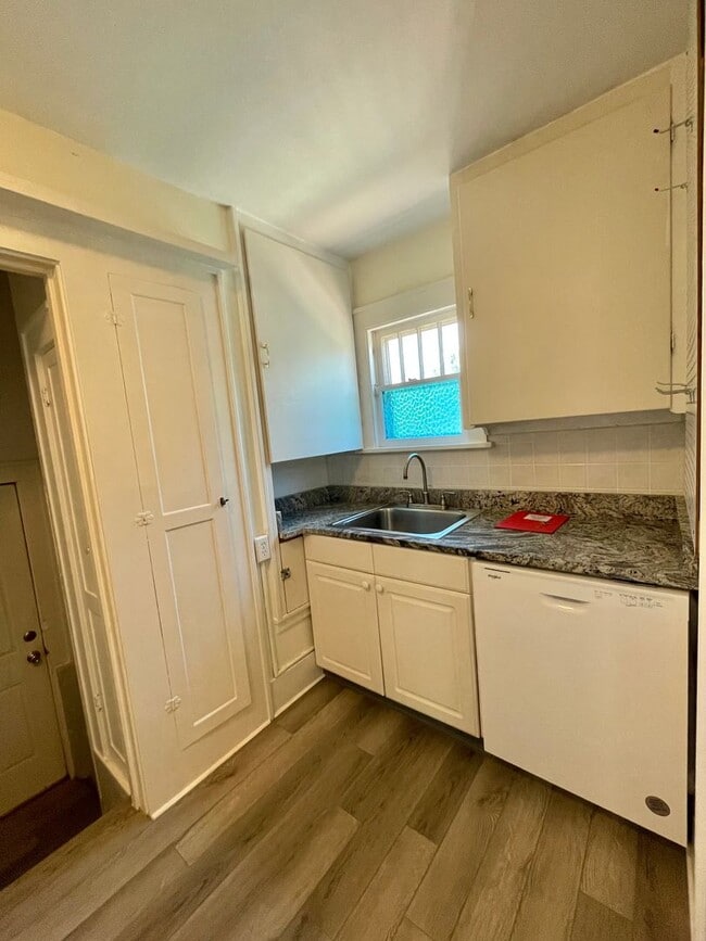 Building Photo - ADORABLE 4 bedroom standalone home