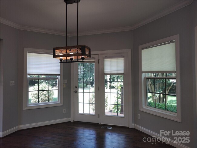 Building Photo - 9009 Hammersley Dr
