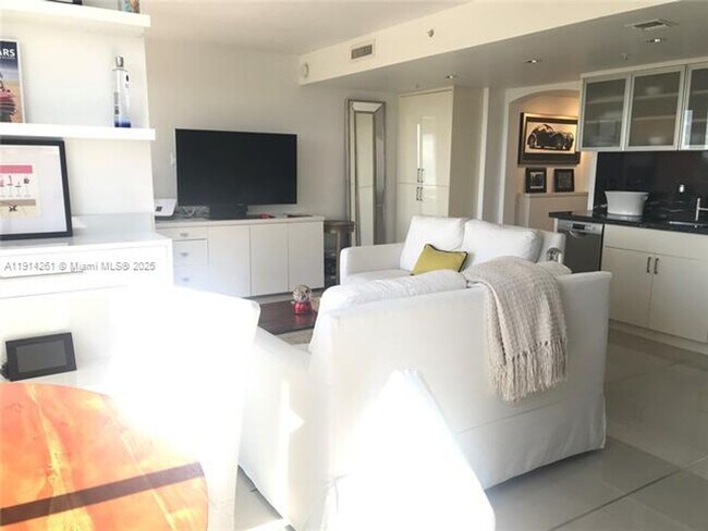 Building Photo - 2951 S Bayshore Dr