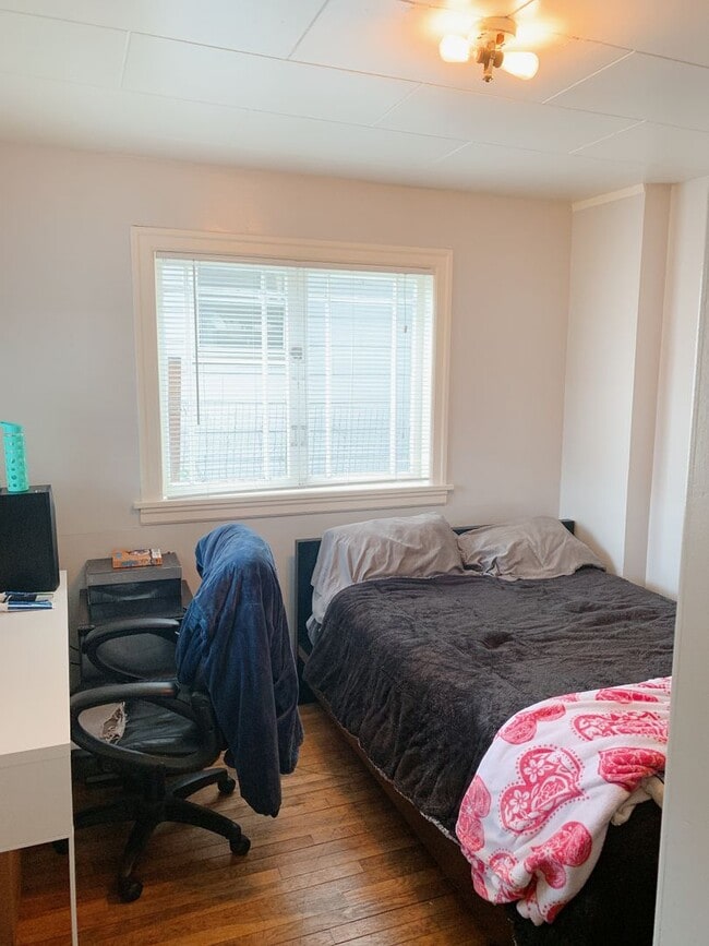 Building Photo - AUG PRELEASE: 5 bdrm/2 bath in York Neighborhood