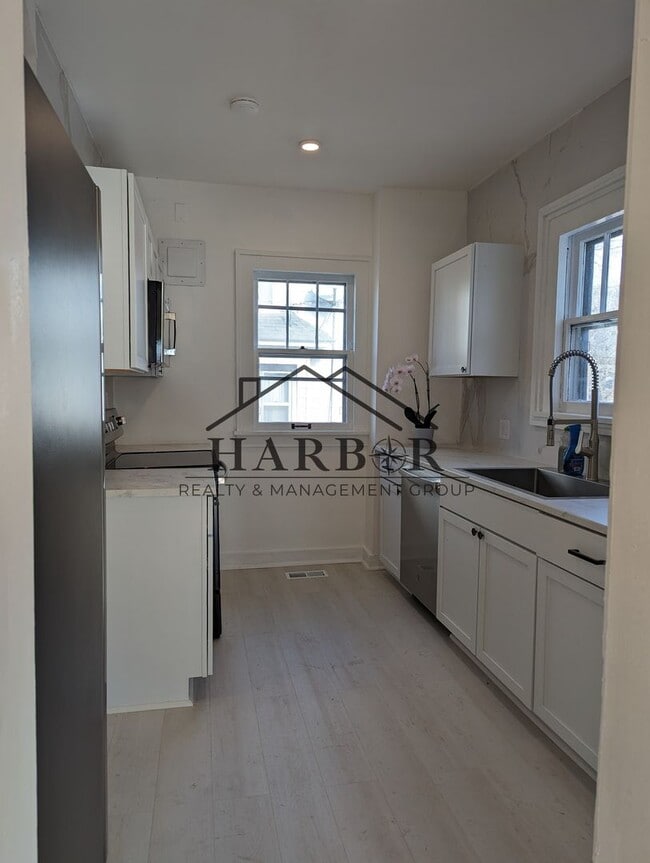 Building Photo - Renovated 3 Bedroom Single Family Home!