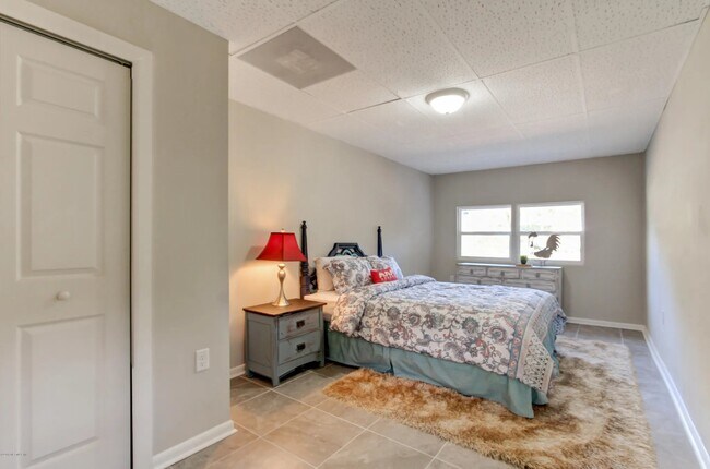 Building Photo - 6530 Pine Summit Dr
