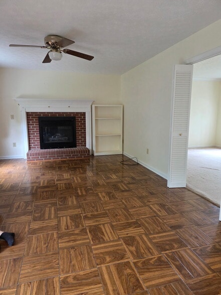 Building Photo - 305 Seminole Dr