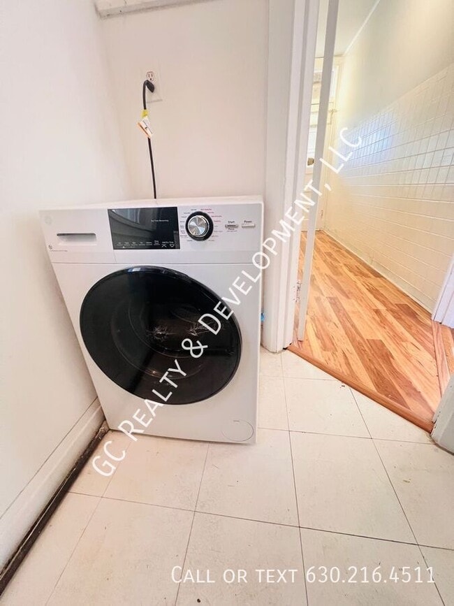 Building Photo - ***MOVE IN SPECIAL - 2 WEEKS FREE RENT / 3...