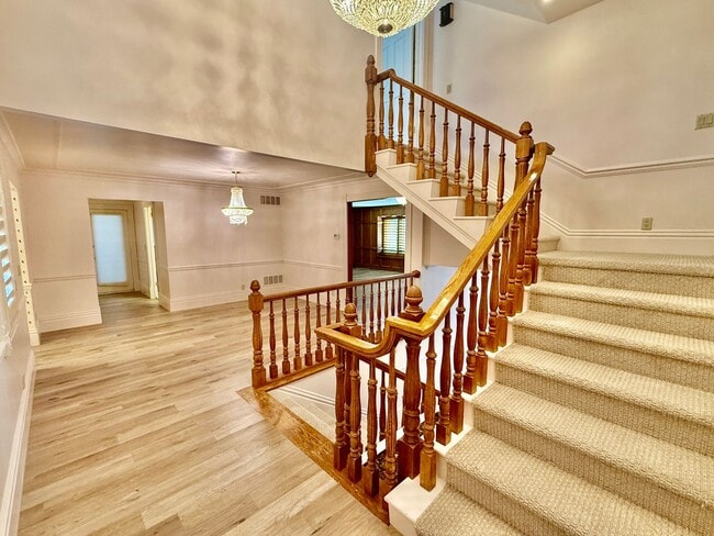 Building Photo - Distinctive and Spacious 5-BR Home in Bloomington
