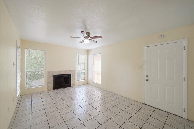 Building Photo - 3900 Woodchase Dr