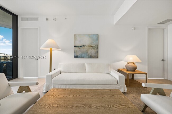 Building Photo - 2831 S Bayshore Dr
