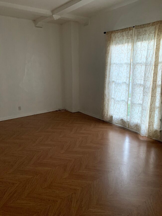 Building Photo - 132 S Canon Dr