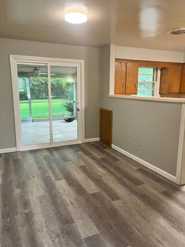 Building Photo - 3 bed 1 bath Single Family Home with 1 car attached Garage