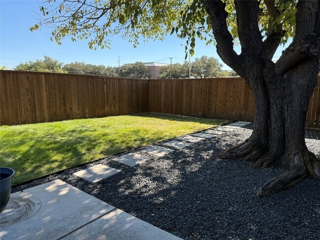 Building Photo - 1504 Summertree Ct