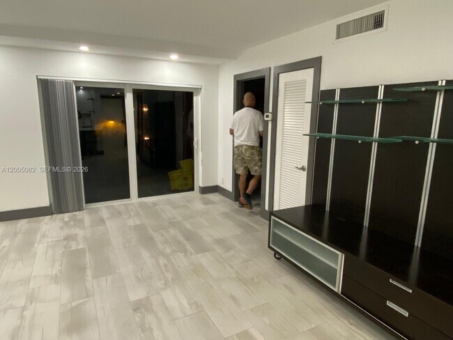 Building Photo - 660 Tennis Club Dr