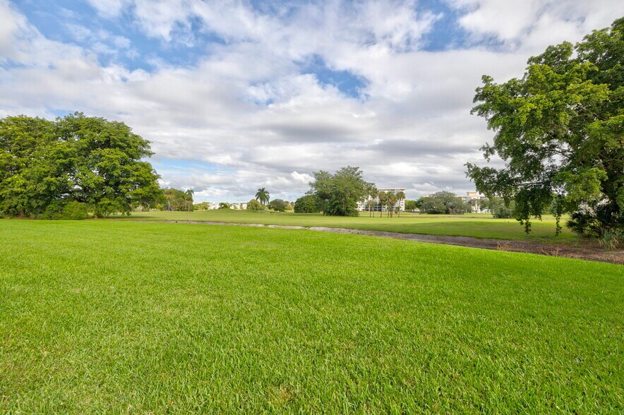 Building Photo - 2851 S Palm Aire Dr