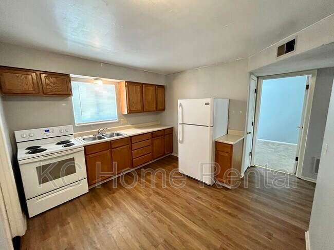 Building Photo - 2212 NE 77th St