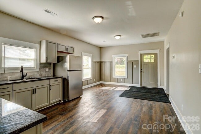 Building Photo - 221 Walker St