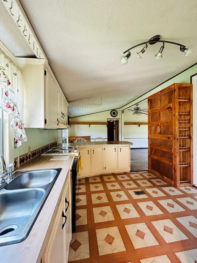 Building Photo - Country 3 Bed / 2 Bath Home for RENT