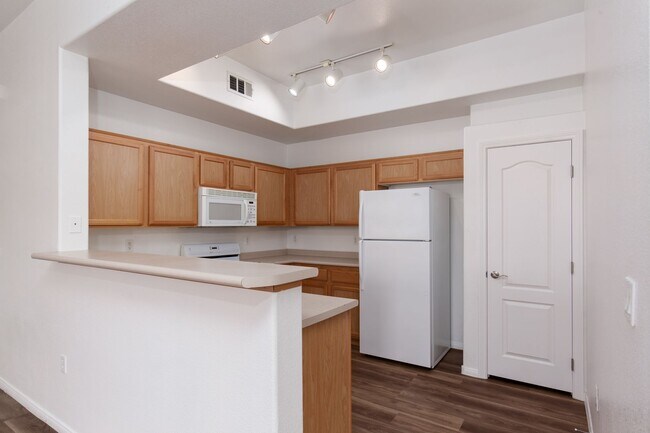 Building Photo - 1st floor two bedroom in upscale NW commun...