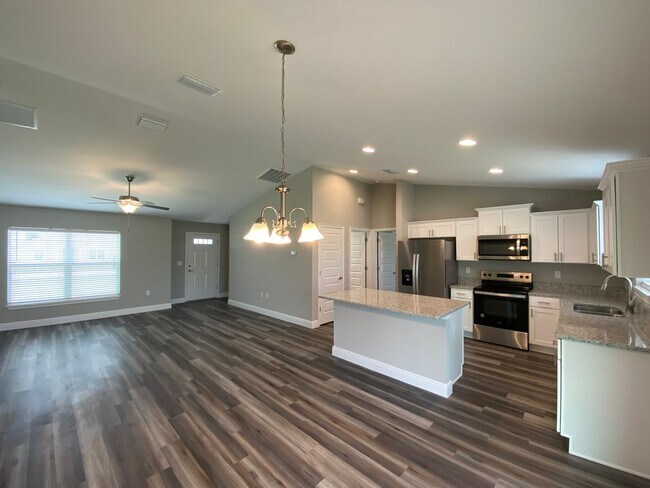 Building Photo - 13 Poplar Ln
