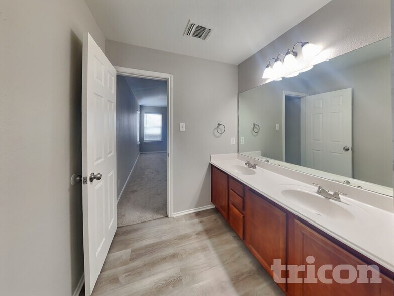 Building Photo - 7606 Bismarck Lake