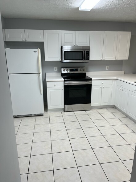 Building Photo - 1477 N Donahue Dr