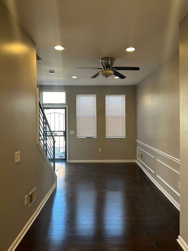 Building Photo - 4 bedrooms