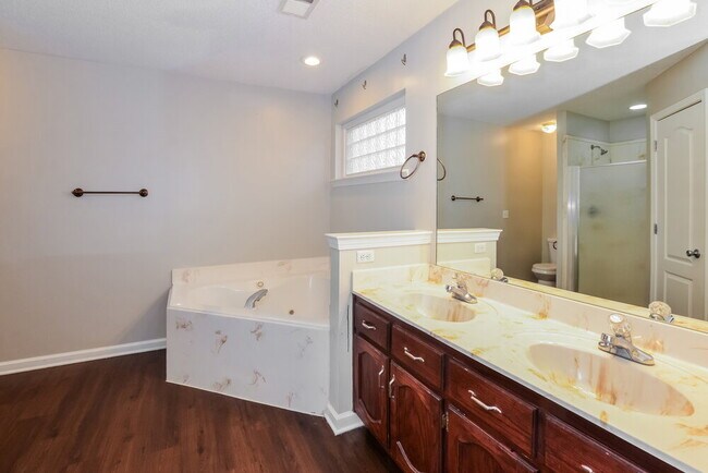 Building Photo - 2104 Eubanks Ln