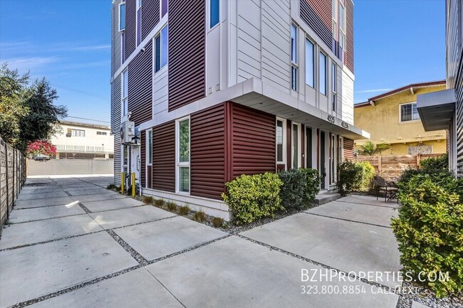 Building Photo - Gorgeous Modern Townhouse In Prime Mid-City