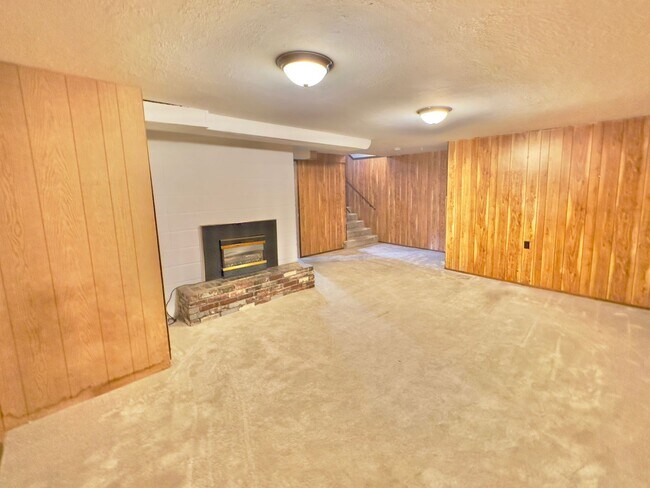 Building Photo - 2,510 Sq Ft | 5 Bedroom · 3 Bathroom – W/D...