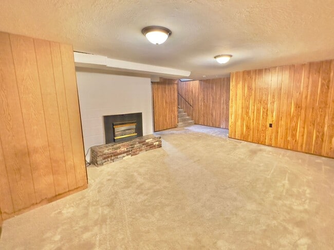 Building Photo - 2,510 Sq Ft | 5 Bedroom · 3 Bathroom – W/D, Terrace, Garage & Extra Space