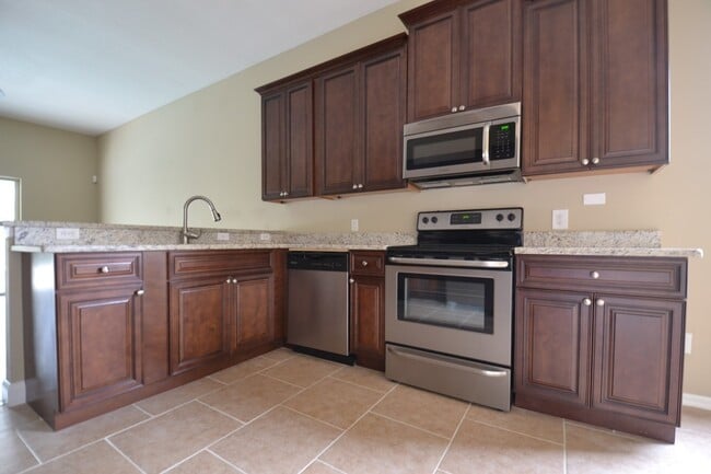 Building Photo - Fantastic fully upgraded 4 BR Oviedo Pool ...