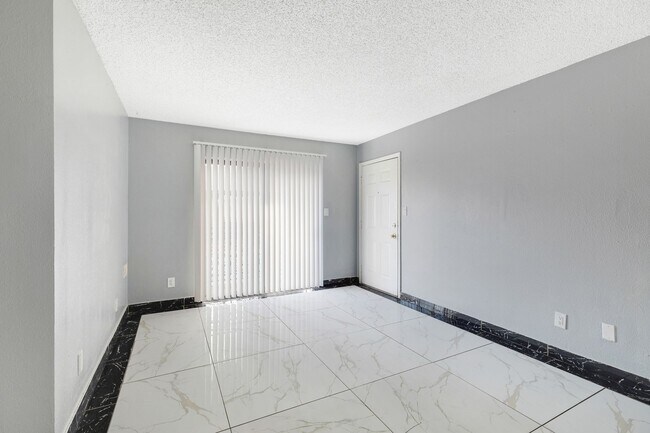 Building Photo - Spacious Studio On The First Floor!
