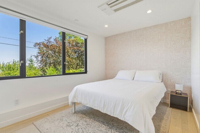 Building Photo - Beautifully Remodeled 4BR + Office Mill Valley Home — Furnished, Private 3/4-Acre Setting, Walk t...