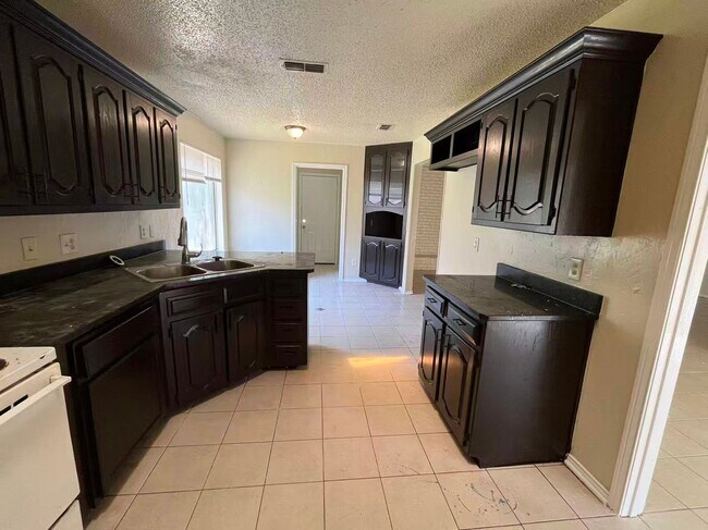 Building Photo - Great 3 Bedroom 2 Bathroom in Plano!