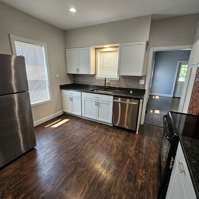 Building Photo - Duplex - 2 Bedroom, 2 Full Bathrooms and a...