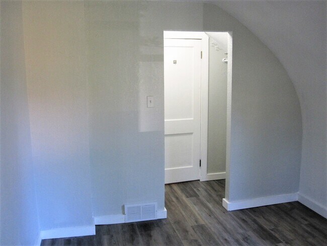 Building Photo - 376 S Pierson Ave