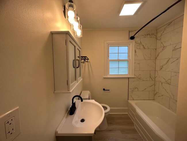 Building Photo - Newly renovated 2Br 1Ba Cottage