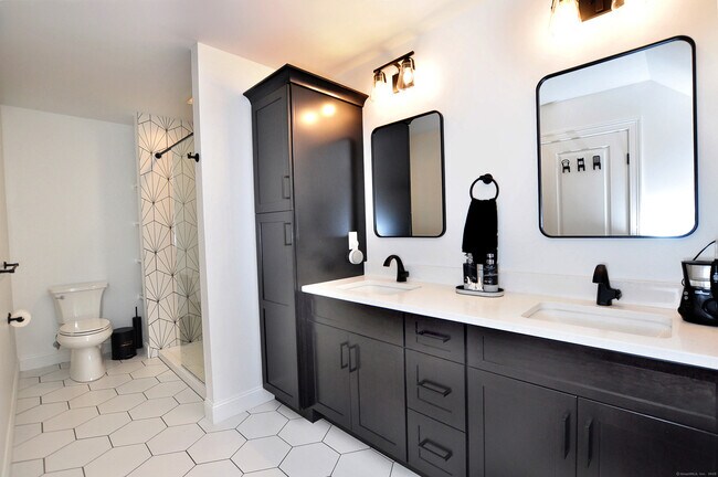 Building Photo - 5 Oakwood Cir
