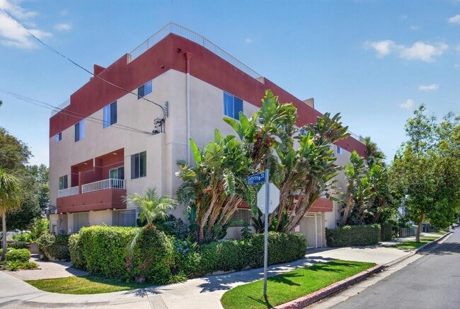 Building Photo - 18358 Saticoy St