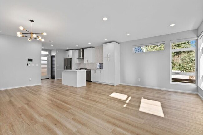 Building Photo - Newly Built Air-Conditioned Luxury Townhome in Highly Desired Admiral