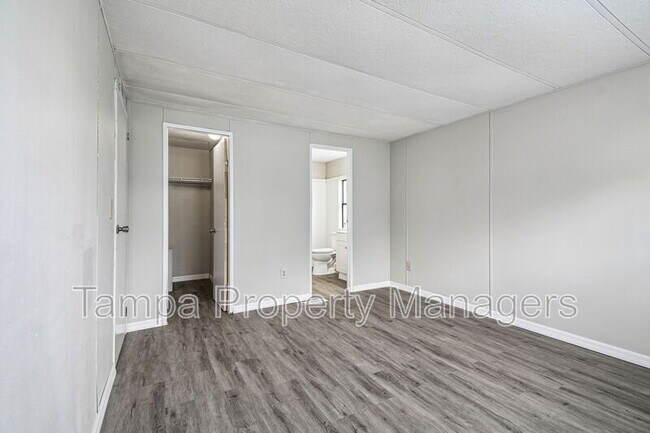 Building Photo - 201 Country Ln