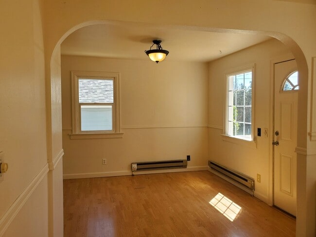 Building Photo - Darling 2 bedroom between Manette & Illahee