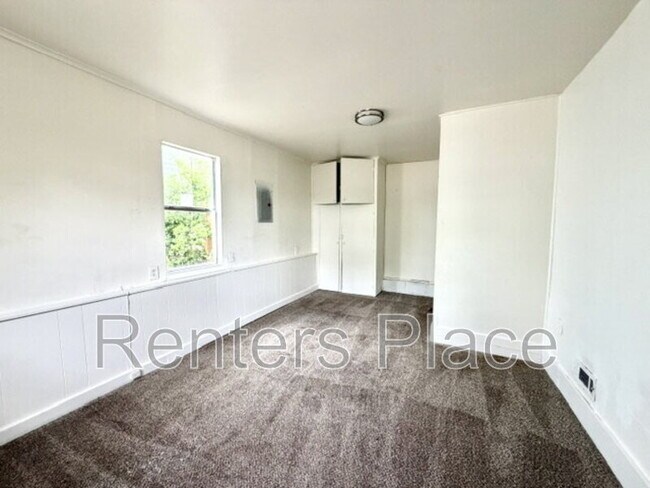 Building Photo - 229 East 28th St N